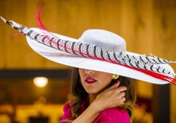 Ginger y Rose, Invitadas de rojo y rosa 