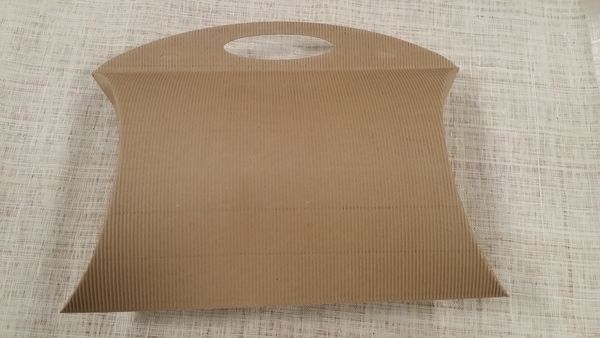 Cajas para guardar sombreros. Expositores para colocar sombreros y tocados.