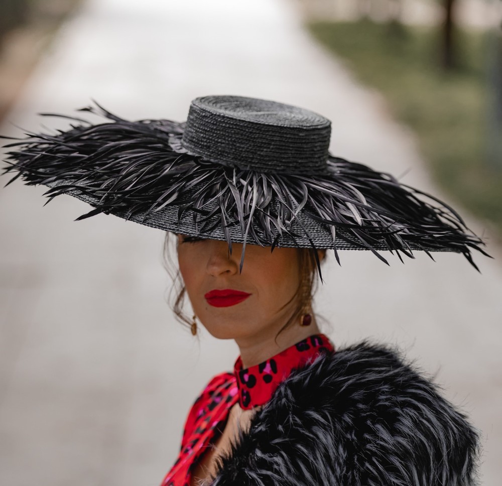 Tocados y pamelas para invitadas a bodas y eventos. Diseño Anita Riibon.